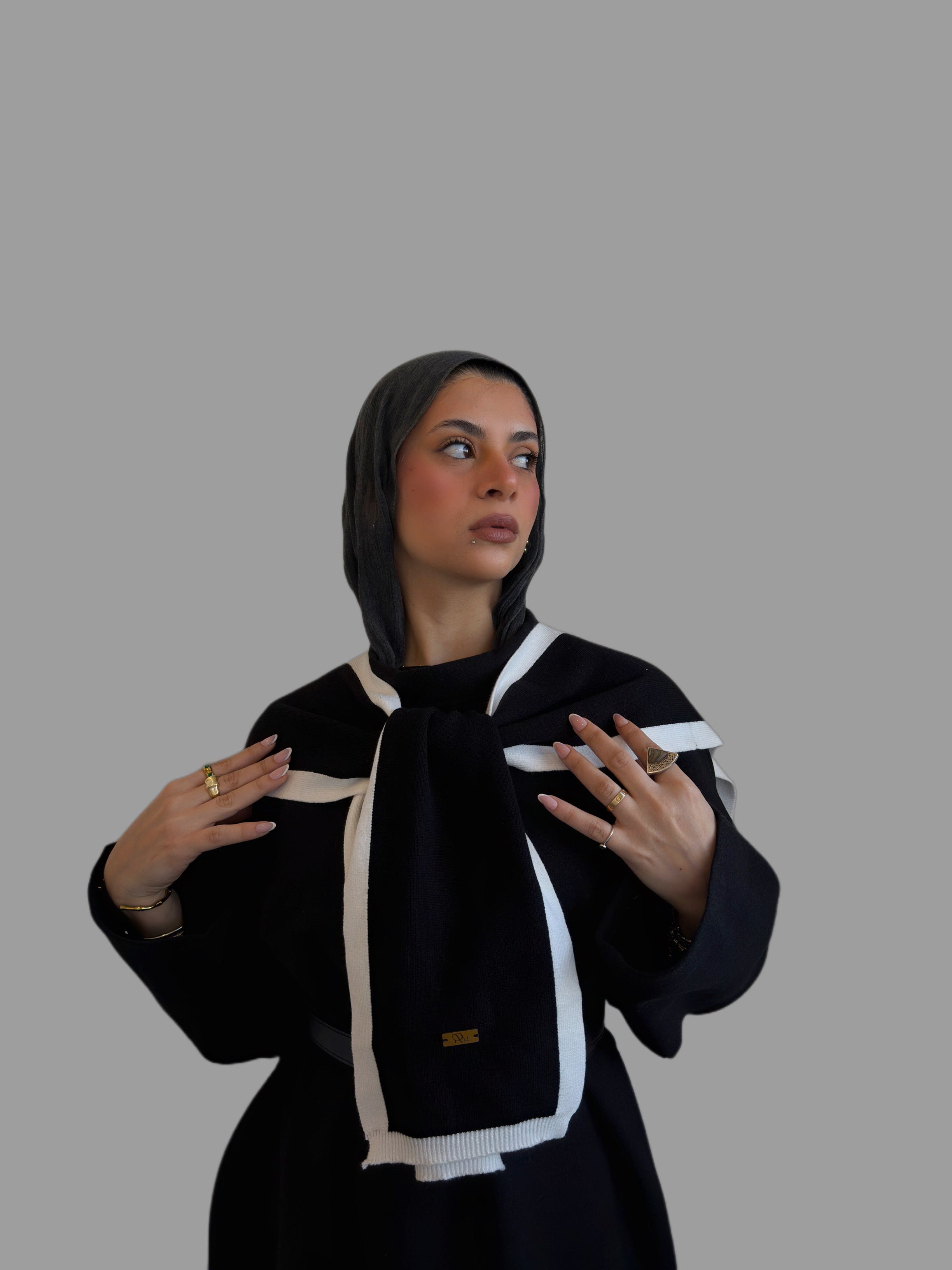 Knitted shoulder scarf in Black&White